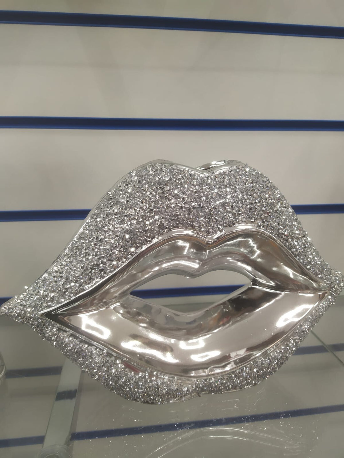 Silver crushed jewel lips flower vase ornament